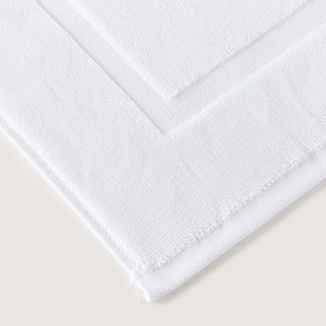 Bath mat corner close-up (Cloud White)