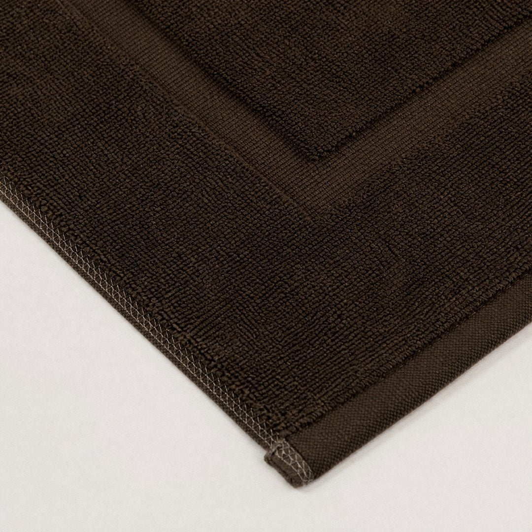 Bath mat corner close-up (Espresso Brown)