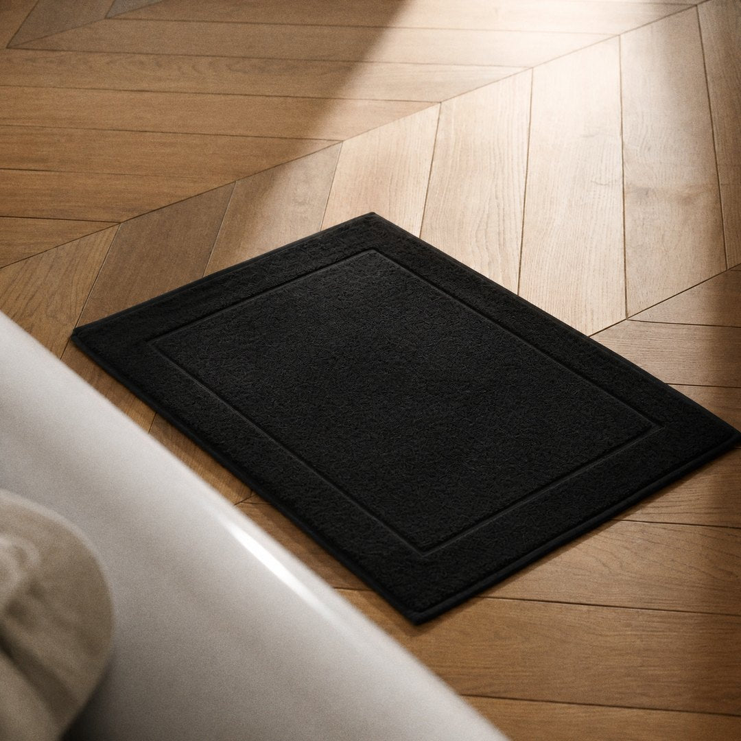 Cotton bath mat on the bathroom floor (Midnight Black)