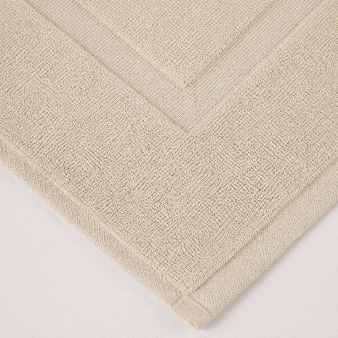 Bath mat corner close-up (Sand)