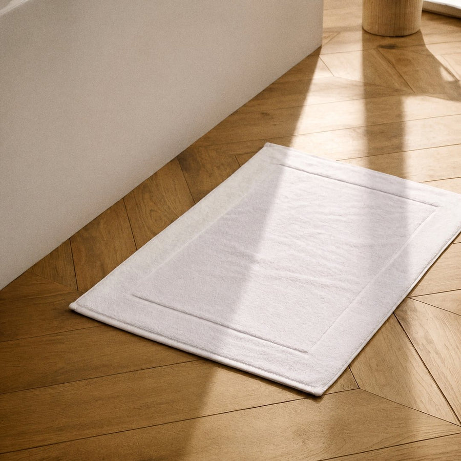 Cotton bath mat on the bathroom floor (Cloud White)