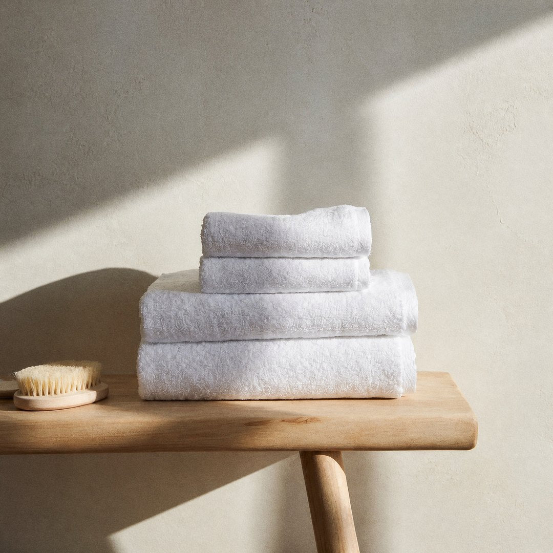 Towel stack on a wooden bench (Sand)